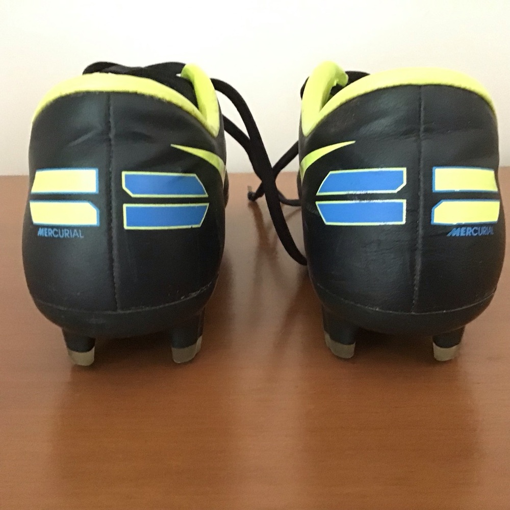 ⚽️Nike Black and Neon Yellow Soccer Cleats - Picture 3 of 5
